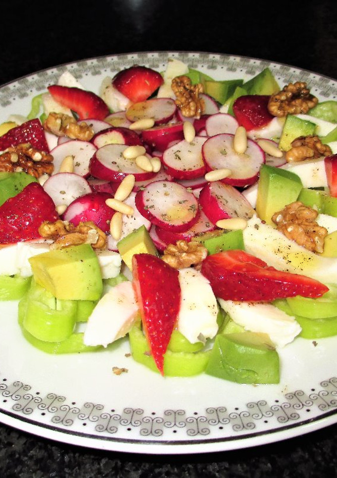 Una foto de Ensalada de aguacate con mozzarella, fresas y rábano rosa