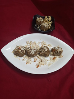 ભાખરી ના લાડુ (Bhakhri Ladoo Recipe In Gujarati) રેસીપી મુખ્ય ફોટો