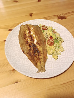 Una foto de Lenguadina frita con ensalada de cous cous