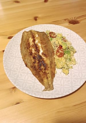 Una foto de Lenguadina frita con ensalada de cous cous