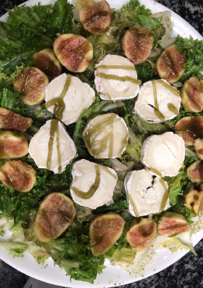 Una foto de 295. Ensalada de higos y queso de cabra (entrante ensalada)