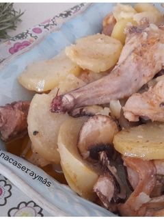 Una foto de Conejo al horno con champiñones y romero