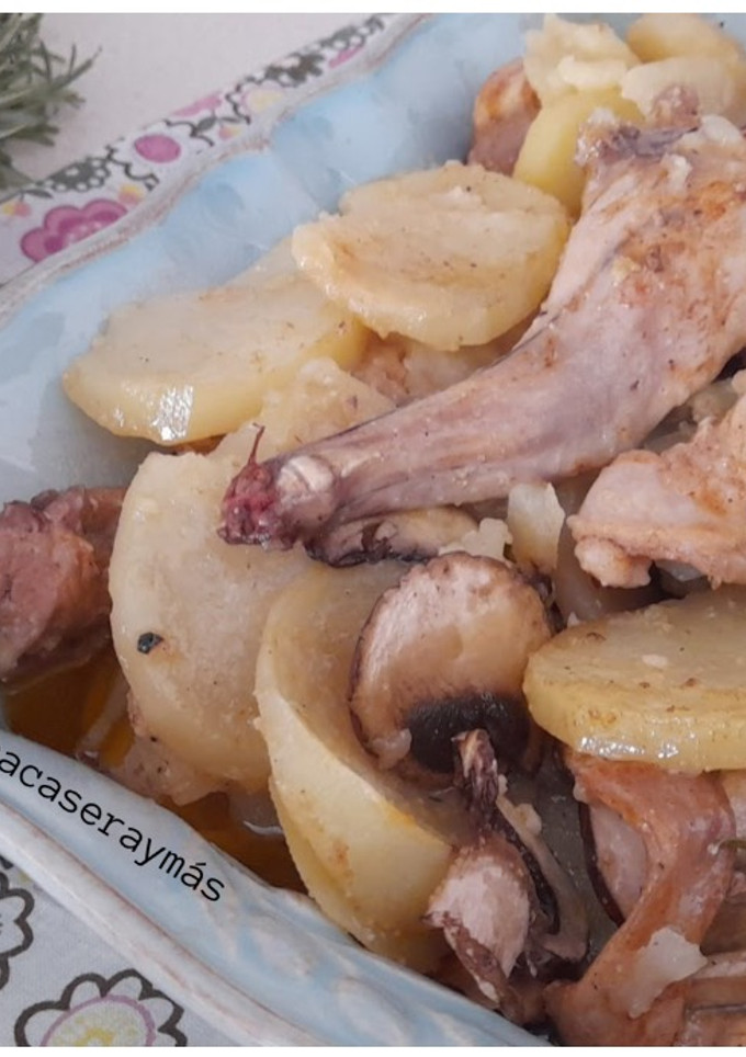 Una foto de Conejo al horno con champiñones y romero