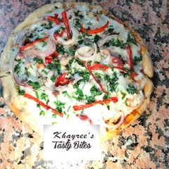 A picture of Grilled chicken pizza.