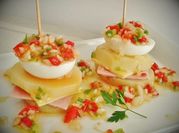 Una foto de pinchos de jamon y queso
