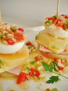 Una foto de Pincho de patata, york, queso y huevo