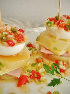 Una foto de Pincho de patata, york, queso y huevo