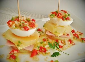 Foto principal de Pincho de patata, york, queso y huevo
