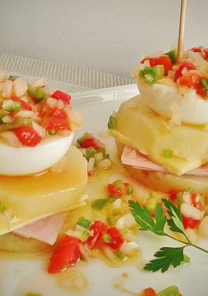 Una foto de Pincho de patata, york, queso y huevo