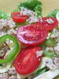Ensalada de col china, calabacín, pimiento verde y soja texturizada cocida en Agua de Mar