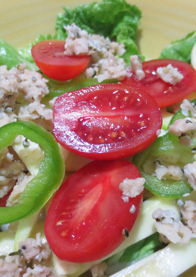 Una foto de Ensalada de col china, calabacín, pimiento verde y soja texturizada cocida en Agua de Mar