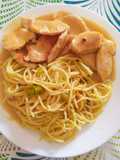 Pasta al aglio e olio con solomillo en salsa de pimienta
