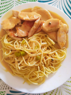 Una foto de Pasta al aglio e olio con solomillo en salsa de pimienta