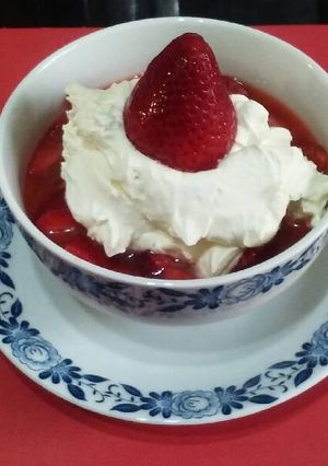 Una foto de Frutillas con crema bajas calorías