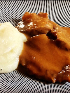 Una foto de Carrilleras de ternera al vino tinto con puré cremoso de patatas y chirivia