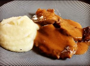 Una foto de Carrilleras de ternera al vino tinto con puré cremoso de patatas y chirivia