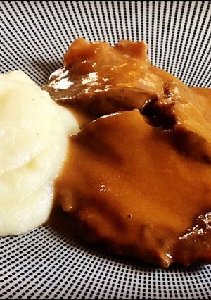 Foto principal de Carrilleras de ternera al vino tinto con puré cremoso de patatas y chirivia