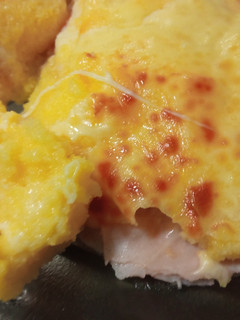 Una foto de Polenta con jamón, queso y tomate