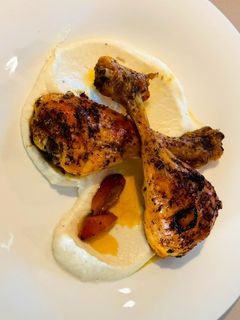 Una foto de Muslos de pollo, kumquats y puré especiado