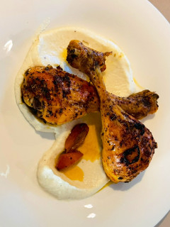 Una foto de Muslos de pollo, kumquats y puré especiado