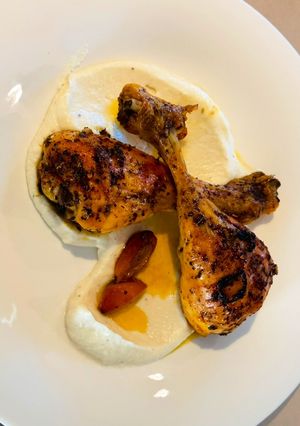 Una foto de Muslos de pollo, kumquats y puré especiado