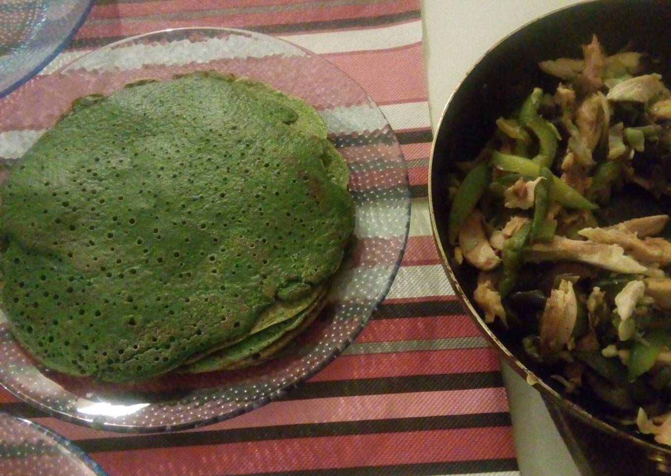 Panqueques o crepes de espinaca con pollo