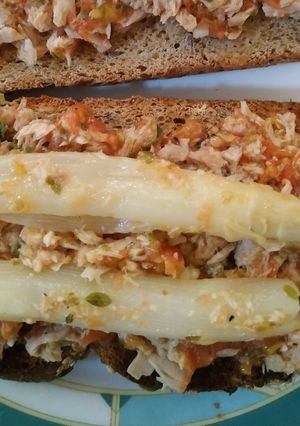 Una foto de Tostadas de tomate natural y atún