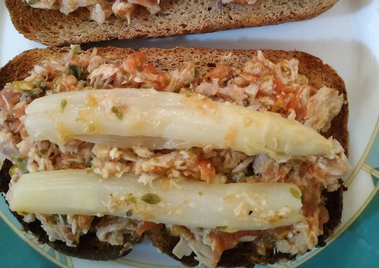 Tostadas de tomate natural y atún