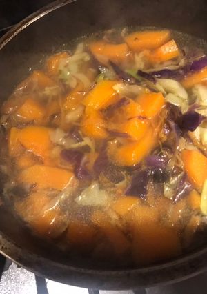 Una foto de Sopita rápida vegana y con lo que tenía en la heladera. Para día de lluvia