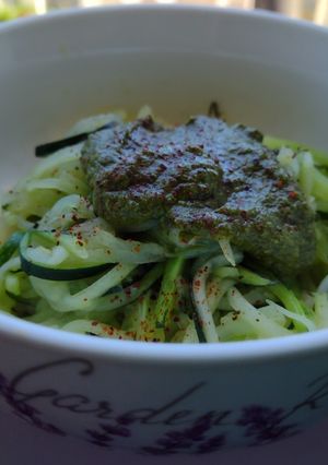 Una foto de Tallarines de zapallo italiano con pesto💚