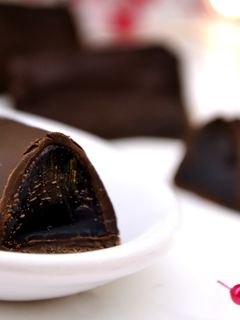 Zdjęcie przepisu Świąteczne pralinki nadziewane galaretką.