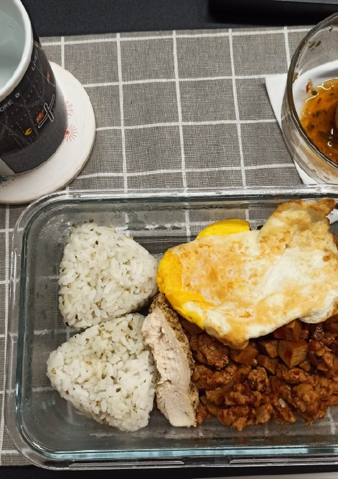 午餐便當 #2 (中式炸醬哨子/氣炸雞胸肉) 的食譜成品照片