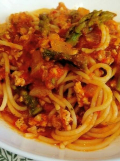 Una foto de Espaguetis con espárragos, salsa de verduras con tomate y pollo