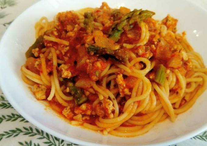 Espaguetis con espárragos, salsa de verduras con tomate y pollo Receta de  Esther Ariza Sánchez- Cookpad