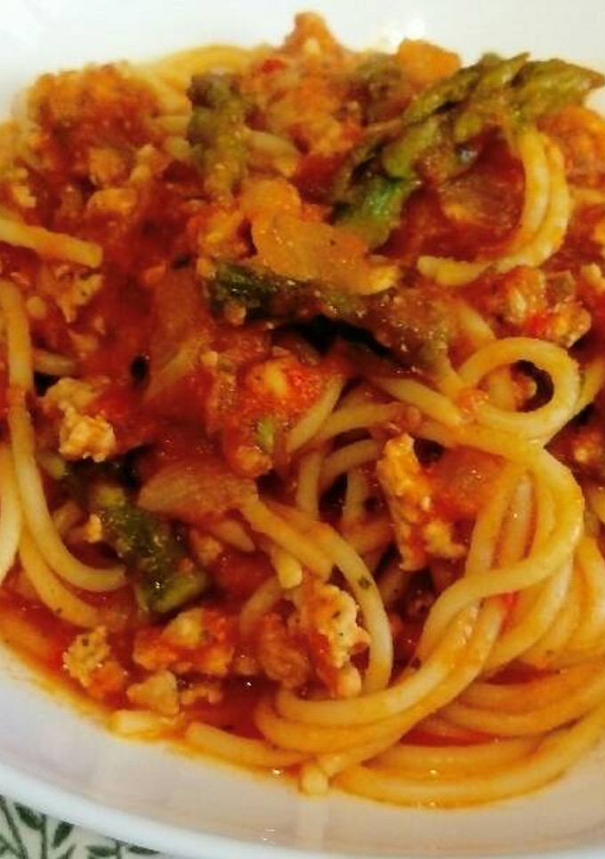 Una foto de Espaguetis con espárragos, salsa de verduras con tomate y pollo