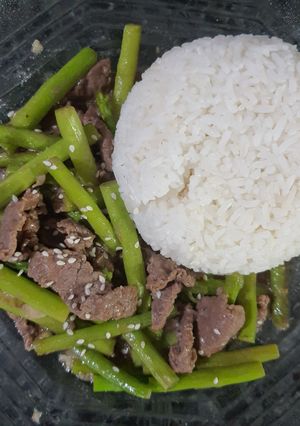 Hình của món Cơm bò xào măng tây.