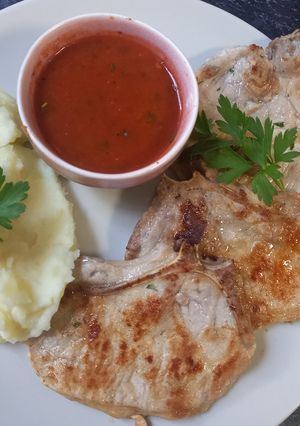 Una foto de Chuletas de cerdo con salsa de Oporto y naranja