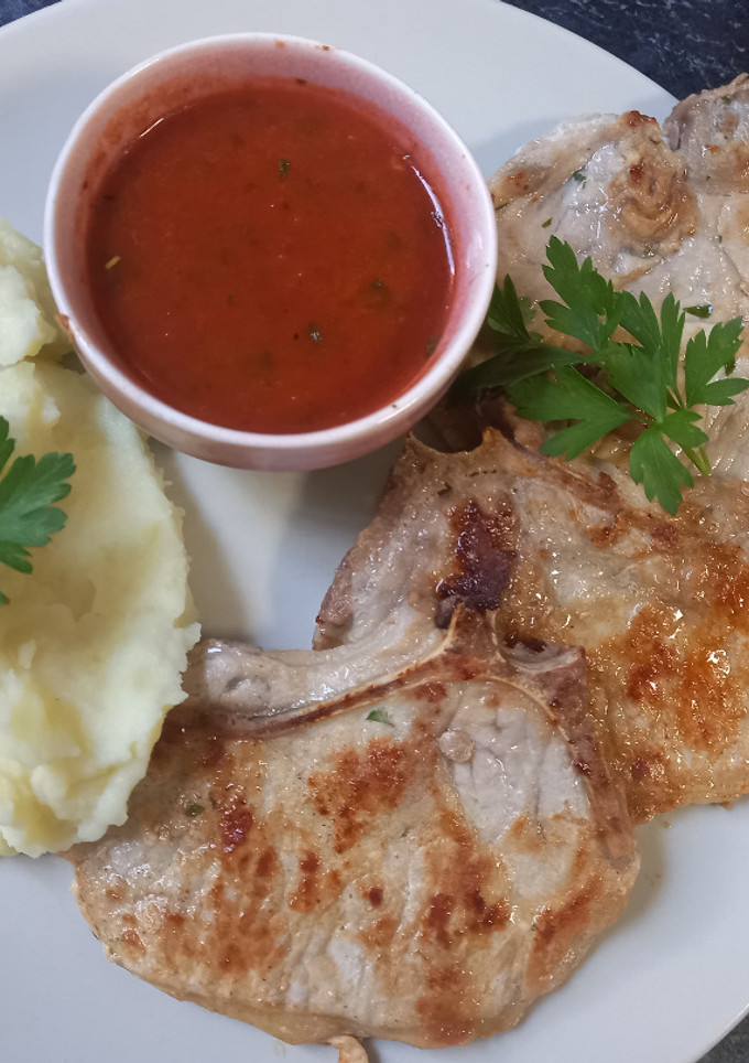 Una foto de Chuletas de cerdo con salsa de Oporto y naranja