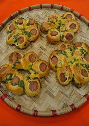 Hình của món Bánh mì xúc xích hoa mai.