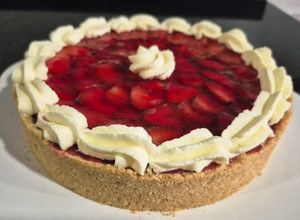 Una foto de Tarta de frutillas 🍓 con base de galletitas 😋