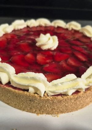 Una foto de Tarta de frutillas 🍓 con base de galletitas 😋