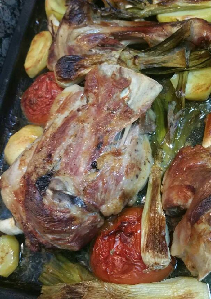 Una foto de Cordero al horno con verduras