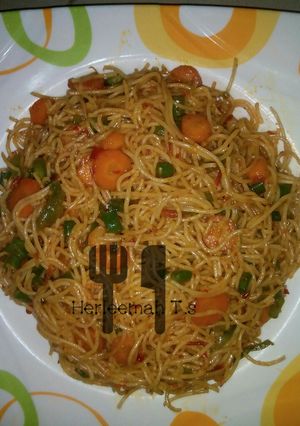 A picture of Stir fry spagetti.