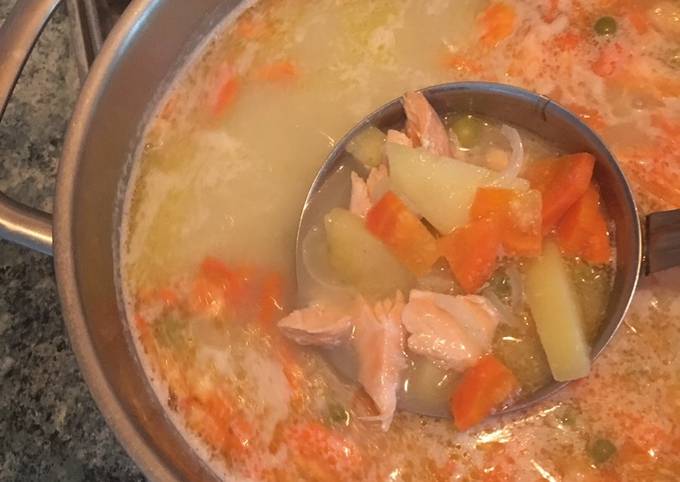 Сливочный суп с лососем и зелёным горошком пошаговый