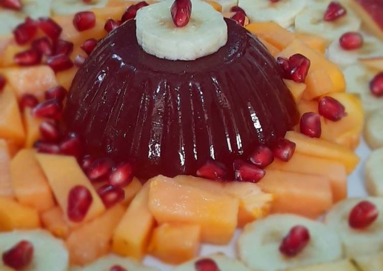 Strawberry jello with fruits