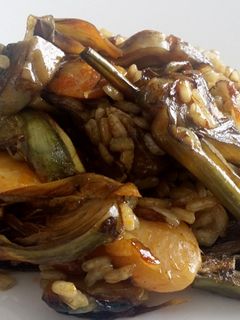 Una foto de Arroz seco con alcachofas y garrofón