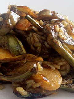 Una foto de Arroz seco con alcachofas y garrofón