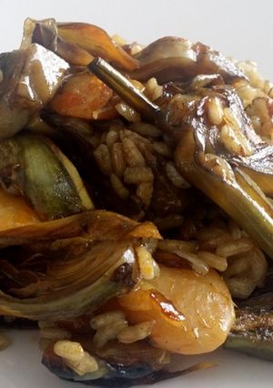 Una foto de Arroz seco con alcachofas y garrofón