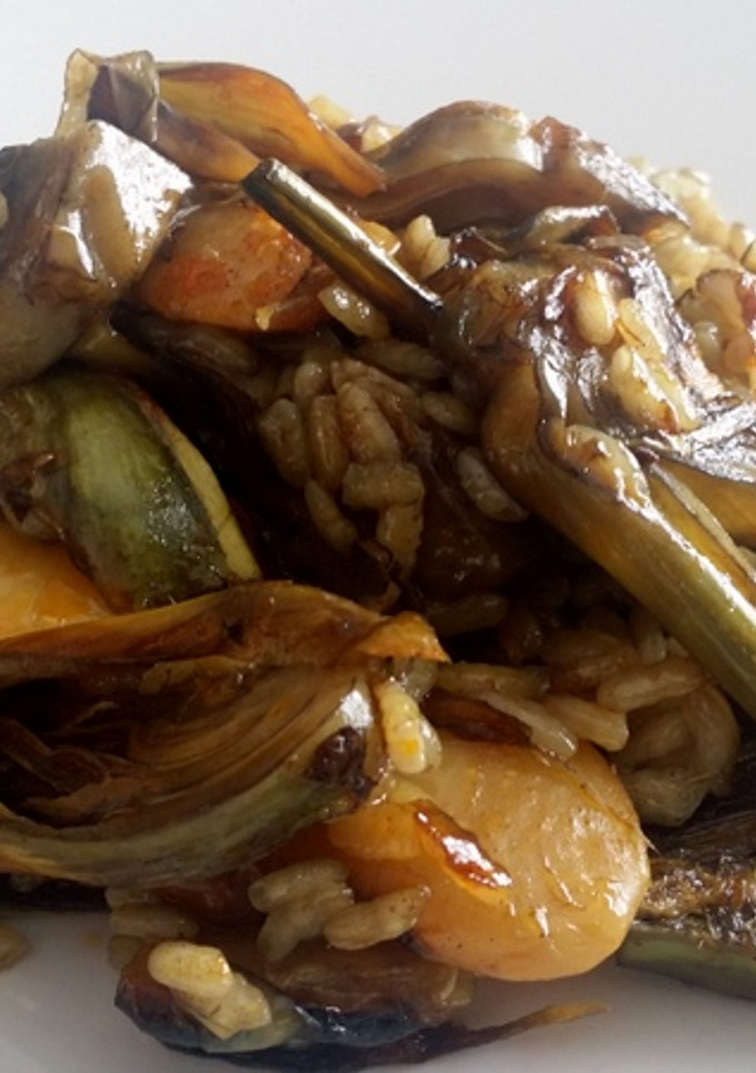 Una foto de Arroz seco con alcachofas y garrofón