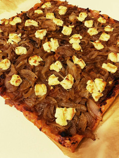Una foto de Hojaldre "mallorquín" con queso de cabra